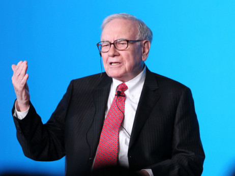 Milijarder Warren Buffett gomila gotovinu uoči napetih izbora u Americi